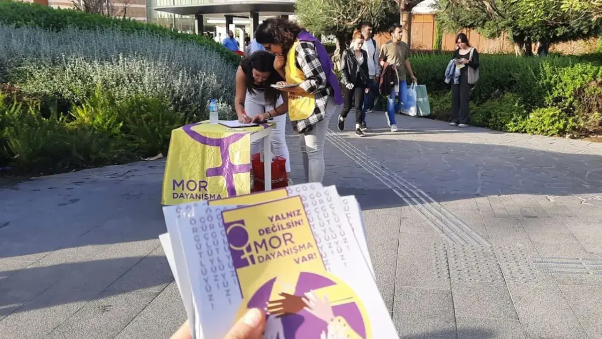 Mor Dayanışma’dan Kolektif Pankart Örme Atölyesi haberinin görseli