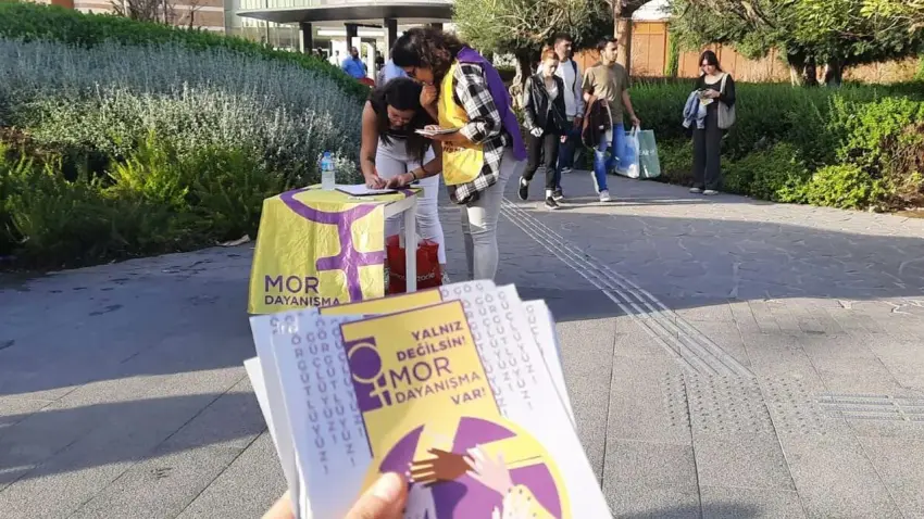 Mor Dayanışma’dan Kolektif Pankart Örme Atölyesi haberinin görseli