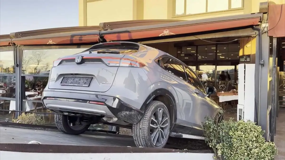 Müzisyen Cahit Berkay'ın kullandığı otomobil restorana girdi haberinin görseli