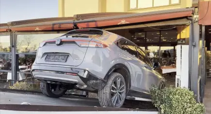 Müzisyen Cahit Berkay'ın kullandığı otomobil restorana girdi