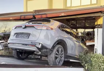 Müzisyen Cahit Berkay'ın kullandığı otomobil restorana girdi