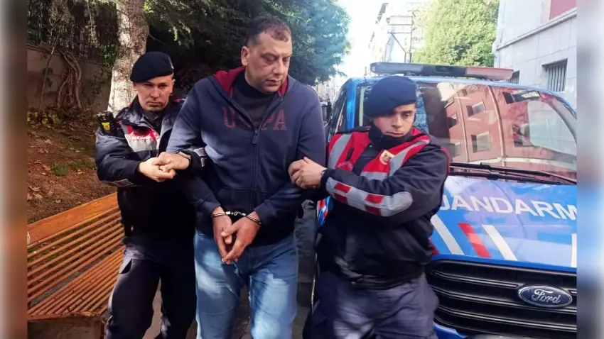 Otizmli öğrenciyi merdivenden ittiği iddia edilen okul müdürü tahliye edildi haberinin görseli