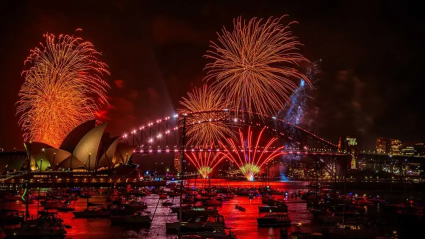 Sidney semalarında görsel şölen: Avustralya 2026’ya havai fişeklerle girdi haberinin görseli