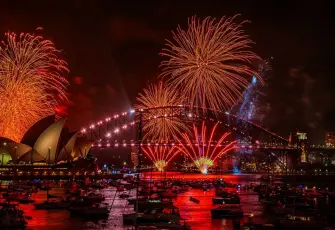 Sidney semalarında görsel şölen: Avustralya 2026’ya havai fişeklerle girdi
