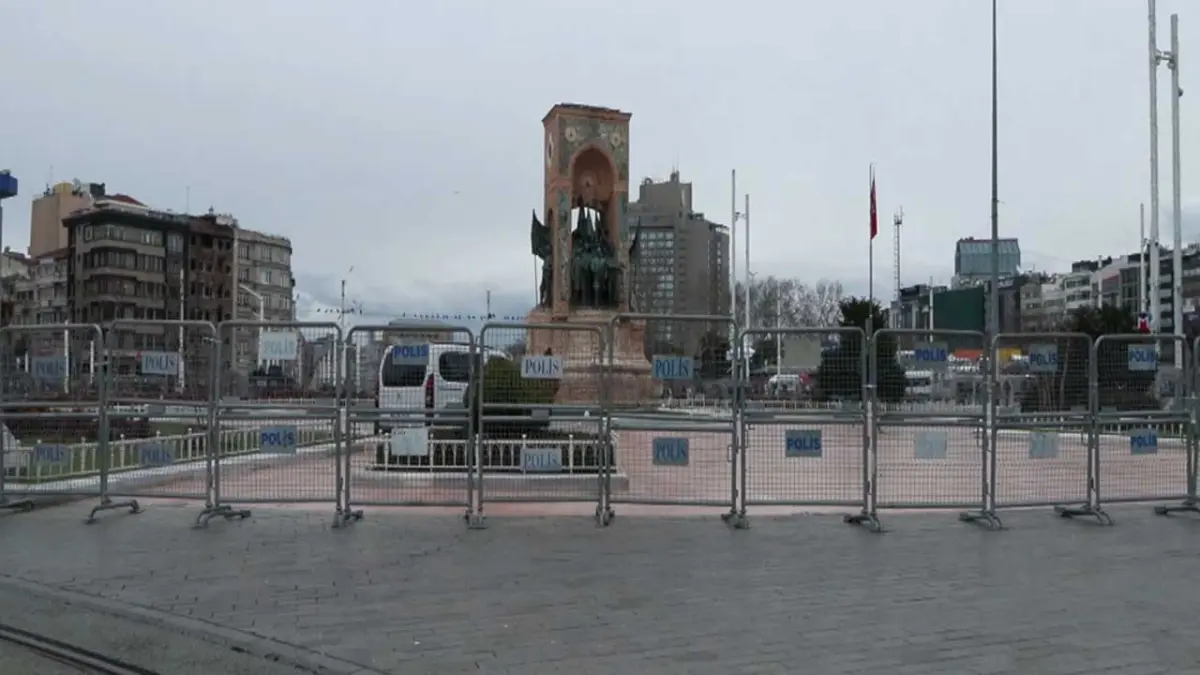 Taksim’de yılbaşı mesaisi: Meydan bariyerlerle çevrildi, güvenlik en üst seviyede! haberinin görseli