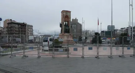 Taksim’de yılbaşı mesaisi: Meydan bariyerlerle çevrildi, güvenlik en üst seviyede!