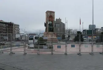 Taksim’de yılbaşı mesaisi: Meydan bariyerlerle çevrildi, güvenlik en üst seviyede!