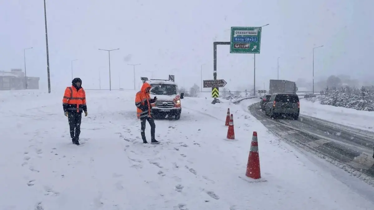 Bolu Dağı'nda kar alarmı: İstanbul istikameti kilitlendi! haberinin görseli