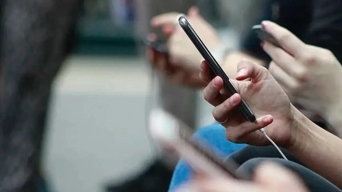 BTK’dan yeni yılın ilk dakikalarında IMEI operasyonu: Telefonlara mesaj yağdı! haberinin görseli