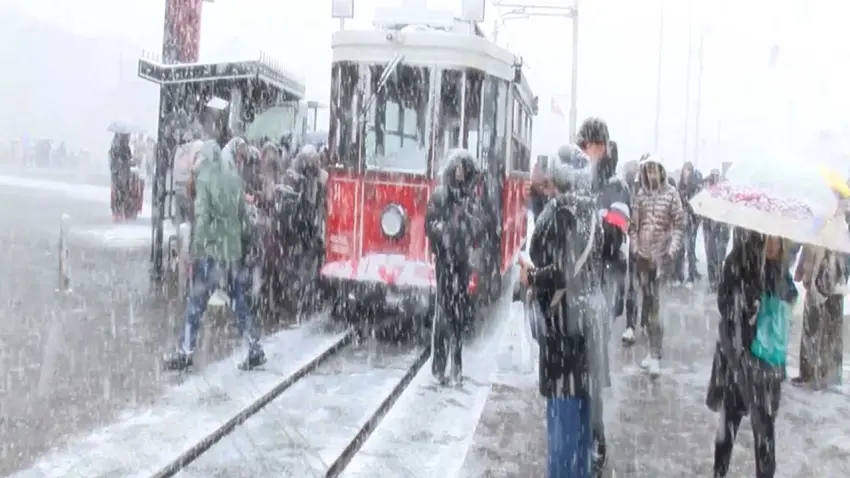 İstanbul yeni yıla beyaz bir sayfayla başladı: Taksim’de kar keyfi! haberinin görseli