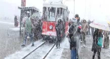 İstanbul yeni yıla beyaz bir sayfayla başladı: Taksim’de kar keyfi!