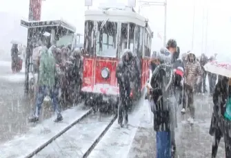 İstanbul yeni yıla beyaz bir sayfayla başladı: Taksim’de kar keyfi!
