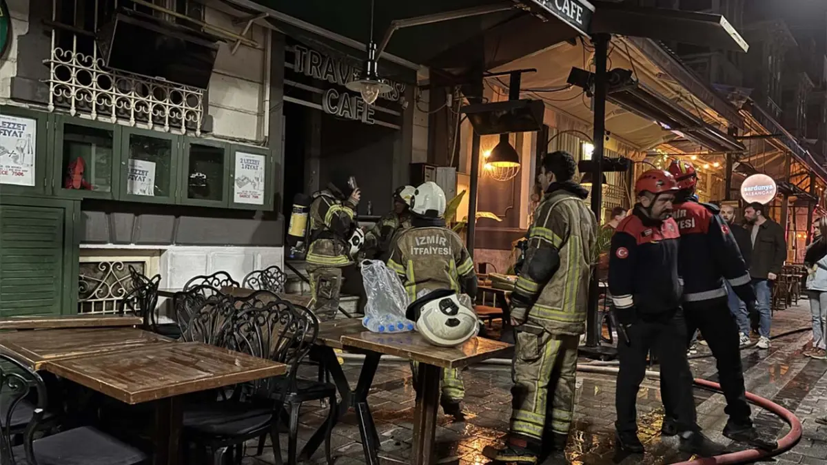 İzmir haber: Alsancak’ta korkutan yangın! dumandan etkilenen çift hastaneye kaldırıldı haberinin görseli
