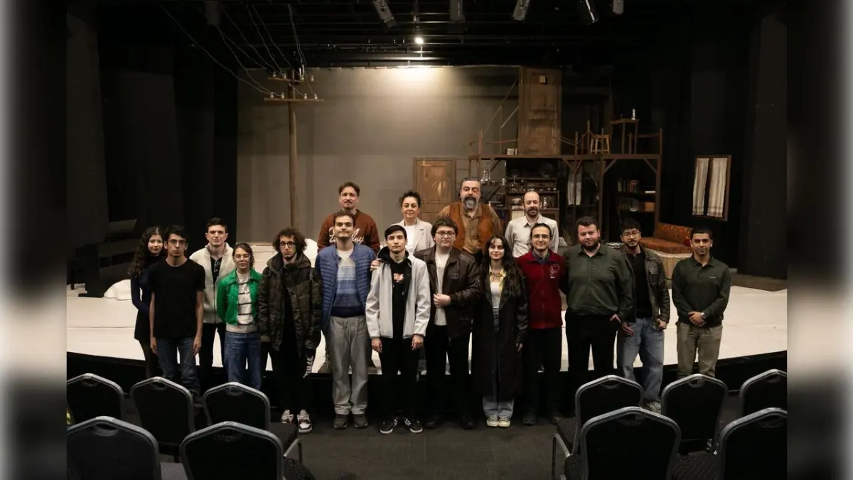 İzmir Şehir Tiyatroları gençlerle tiyatroda buluşmaya devam ediyor haberinin görseli