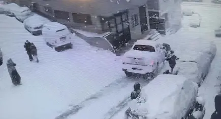 Kağıthane’de yokuşta kayan kamyonet kartopu oynayan iki kardeşe çarptı