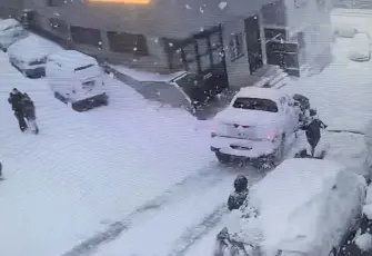 Kağıthane’de yokuşta kayan kamyonet kartopu oynayan iki kardeşe çarptı