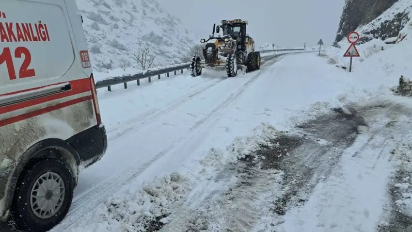 Malatya’da kar esareti bitti: Kapanan 155 köy yolu yeniden açıldı! haberinin görseli