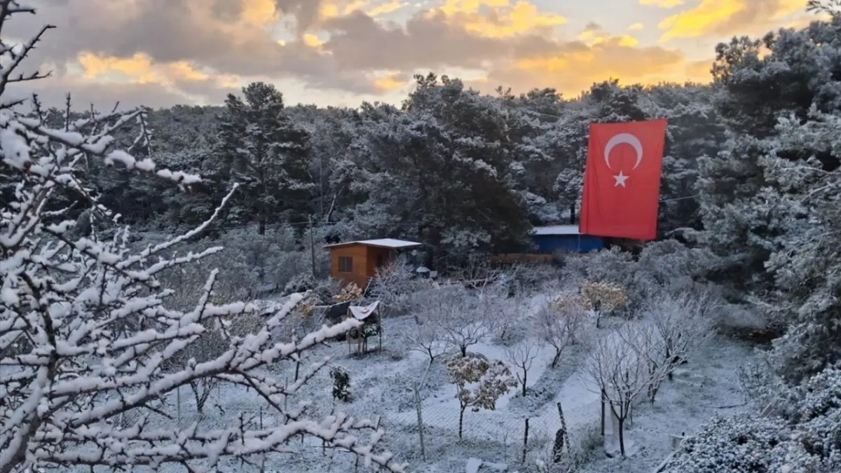 Urla’nın yüksek kesimlerine kar yağdı haberinin görseli