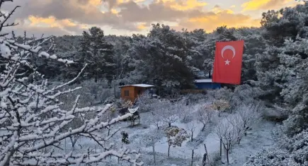Urla’nın yüksek kesimlerine kar yağdı