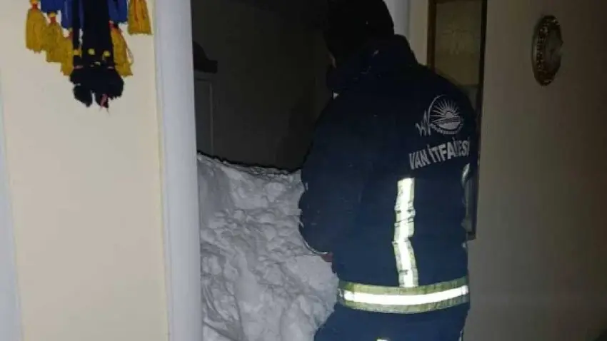 Van'da çığ felaketi: 1 kişi hayatını kaybetti, 22 ev tahliye edildi!