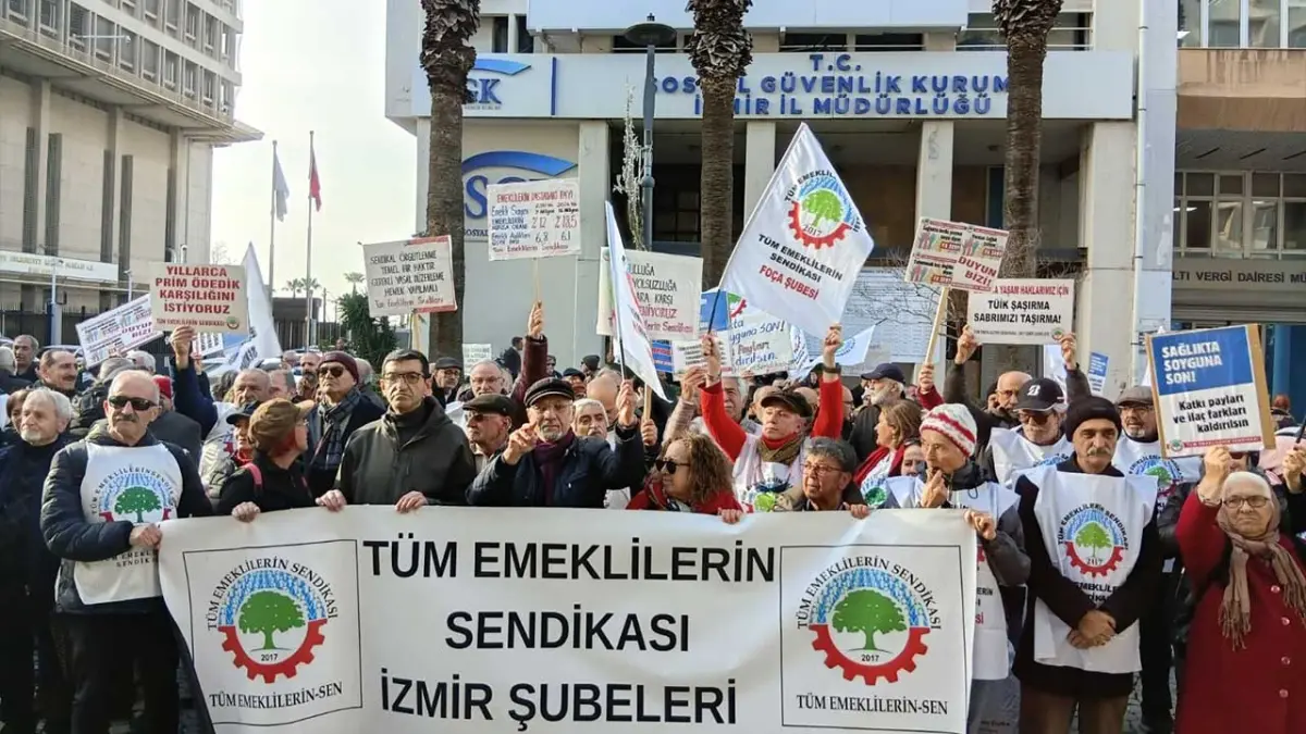 Emekliler Konak'ta tek yürek oldu: Geçinemiyoruz haberinin görseli
