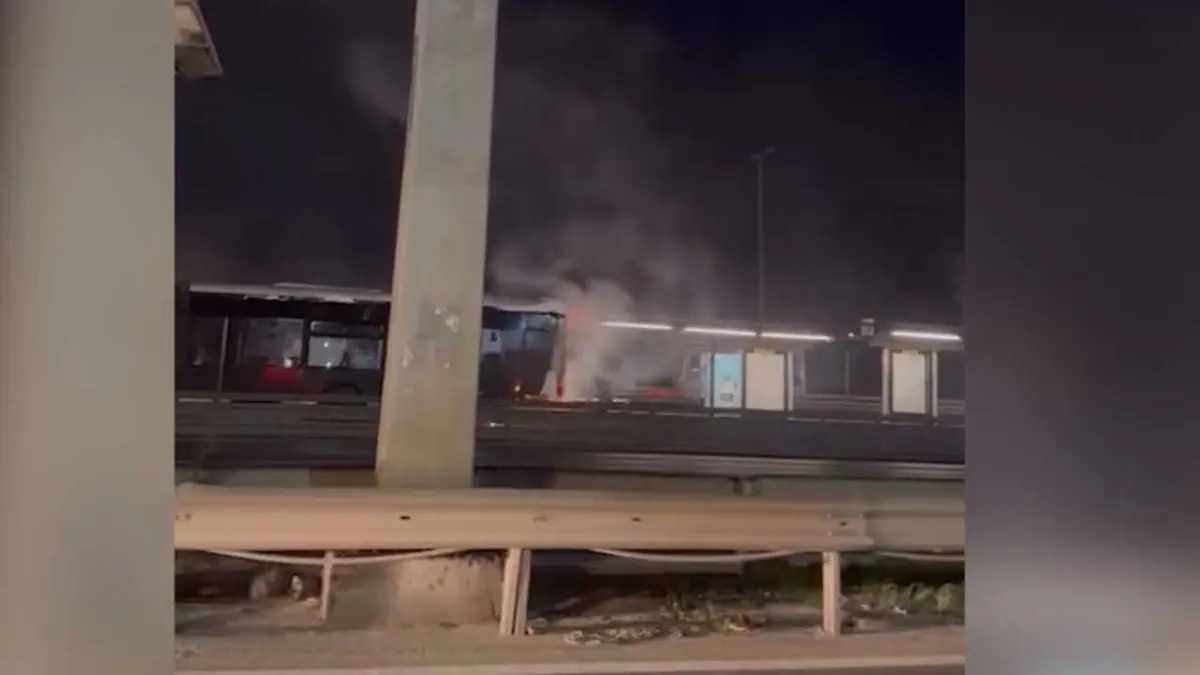 İstanbul’da korku dolu anlar:Metrobüsün motoru bir anda alev aldı! haberinin görseli