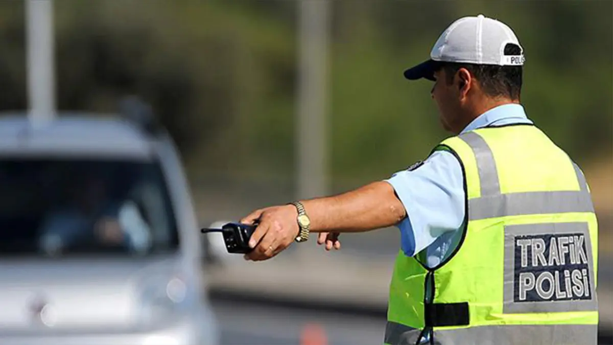 İzmir haber: Makas atan sürücüye ceza yağdı haberinin görseli