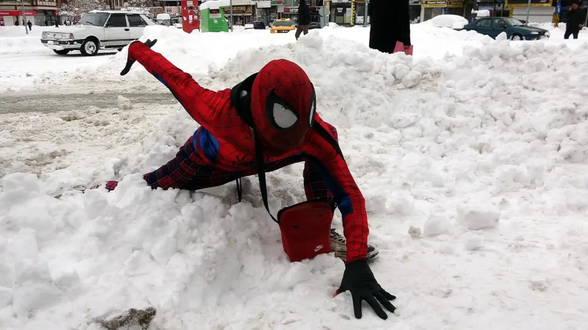 İzmirli ‘Örümcek Adam’ Van’da: Depremzedeyi ziyaret etti, kaldırım temizleyip çocuklarla kar topu oynadı haberinin görseli