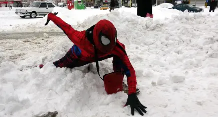 İzmirli ‘Örümcek Adam’ Van’da: Depremzedeyi ziyaret etti, kaldırım temizleyip çocuklarla kar topu oynadı