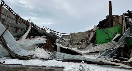 Kar kütleleri çatıları çökertti: 12 fabrika ve bir ahır yerle bir oldu!