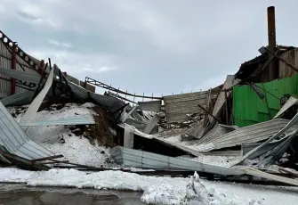 Kar kütleleri çatıları çökertti: 12 fabrika ve bir ahır yerle bir oldu!