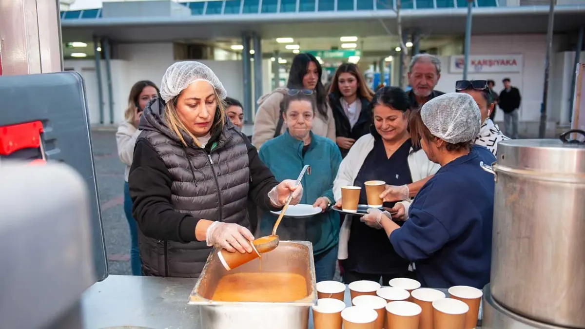Karşıyaka’da kış sabahlarına sıcak destek haberinin görseli