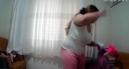 Kızındaki morlukları fark etti, gerçek gizli kamerayla ortaya çıktı