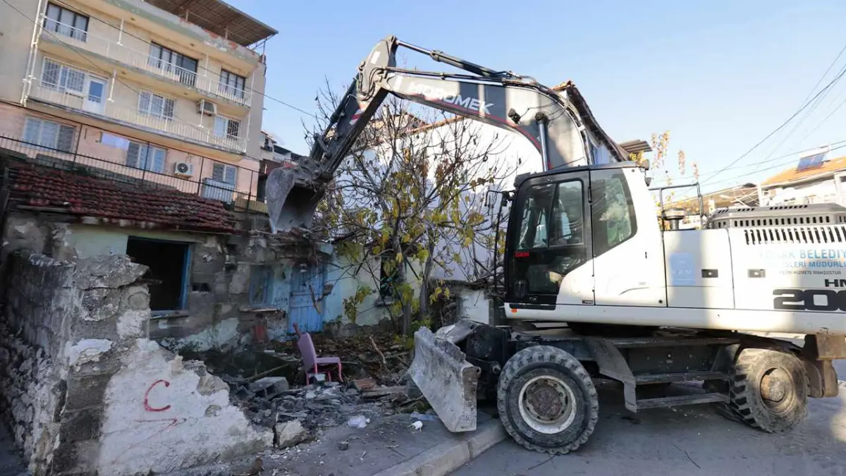 Konak Saygı Mahallesi’ndeki tehlikeli bina yıkıldı haberinin görseli