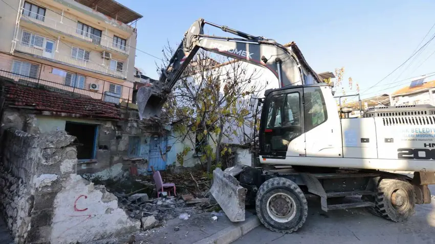 Konak Saygı Mahallesi’ndeki tehlikeli bina yıkıldı