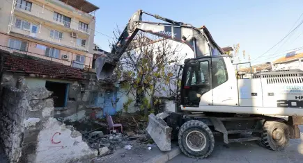 Konak Saygı Mahallesi’ndeki tehlikeli bina yıkıldı