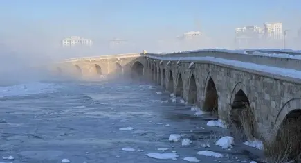 Türkiye'nin en uzun nehri Kızılırmak dondu!
