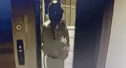 Adana’da kasklı şüpheli asansörde idrarını yapıp, kuşları çaldı