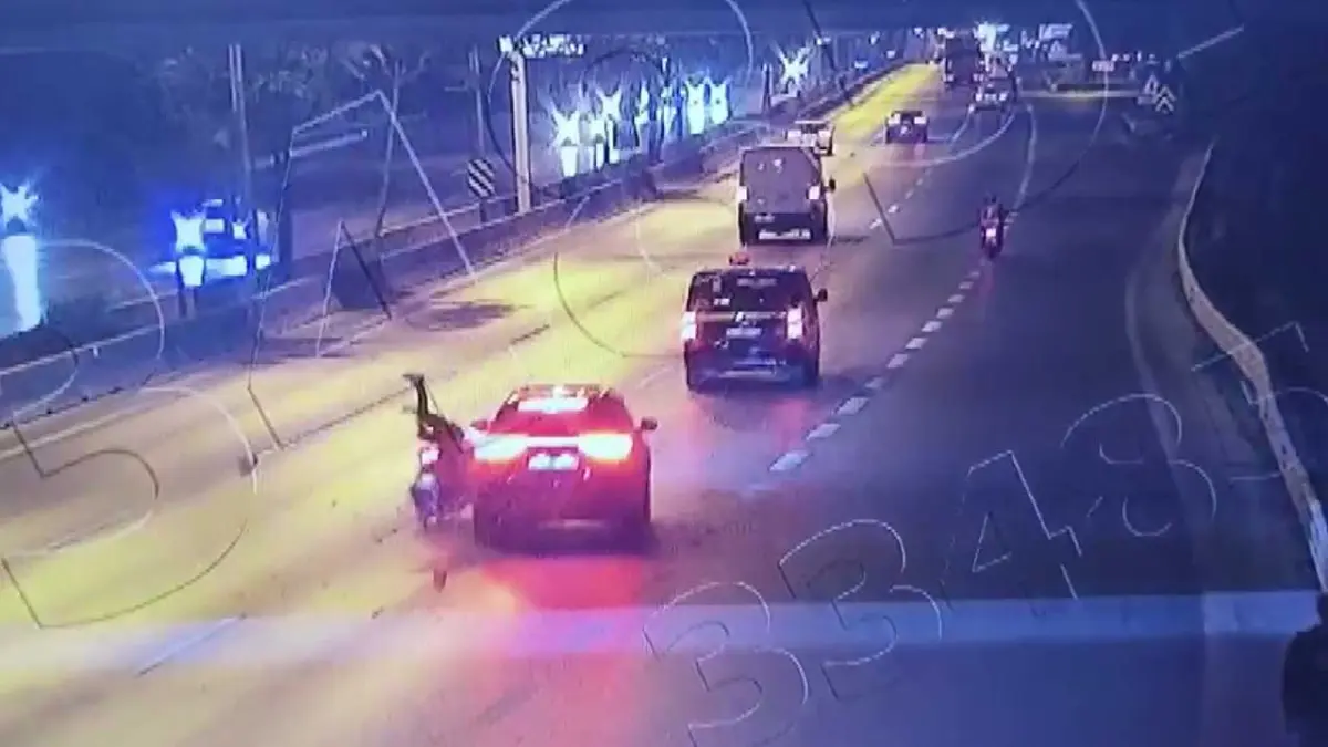 İstanbul'da otomobil motosiklete çarptı: kaza anı kamerada başlıklı video haberin görseli