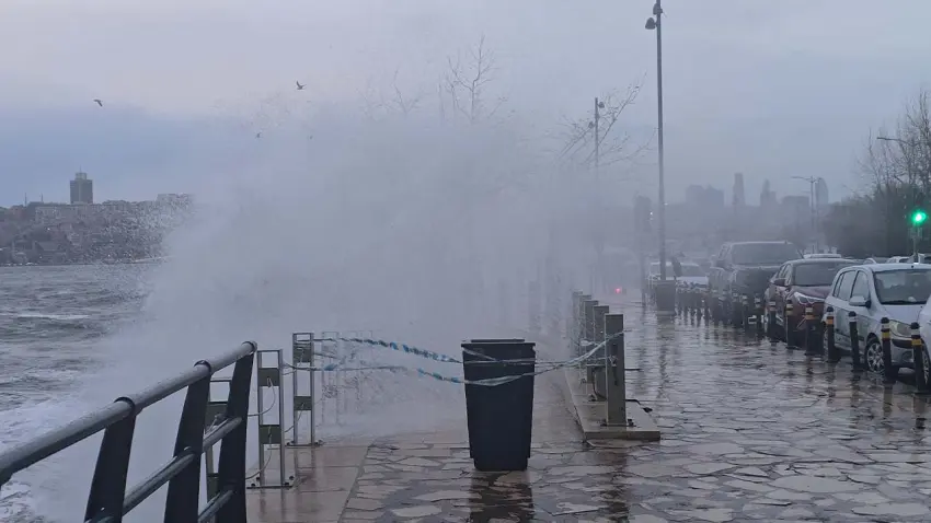 İstanbul'da şiddetli lodos: Çatı uçtu, tanker sahile sürüklendi, minare hasar aldı