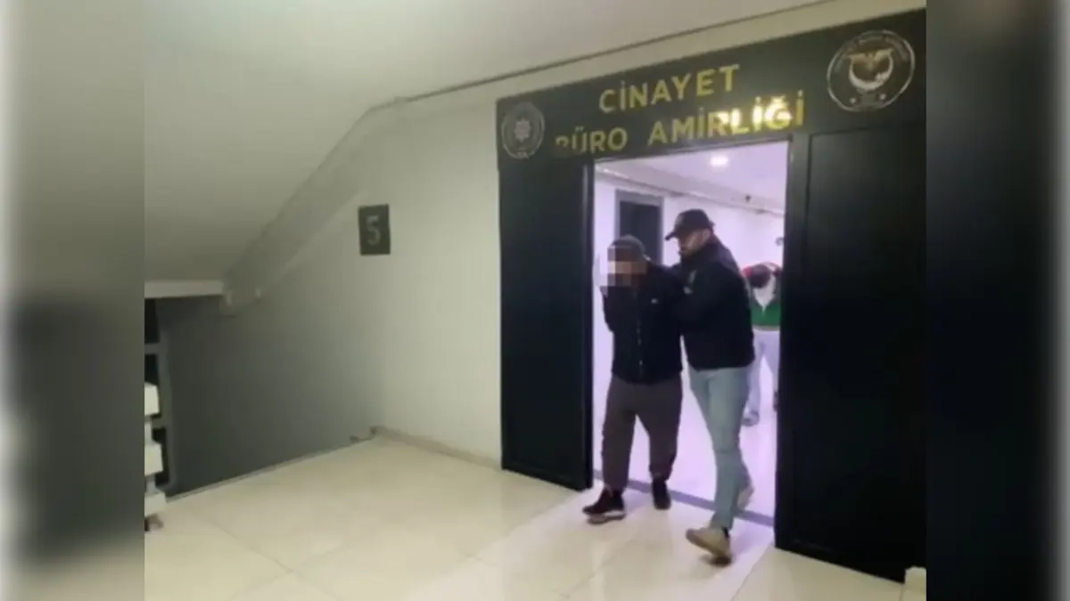 İzmir’de annesini öldüren zanlı, otomobilindeki kan iziyle ortaya çıkarıldı haberinin görseli