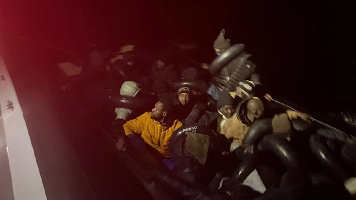 İzmir haber: 7'si çocuk 74 düzensiz göçmen kurtarıldı haberinin görseli