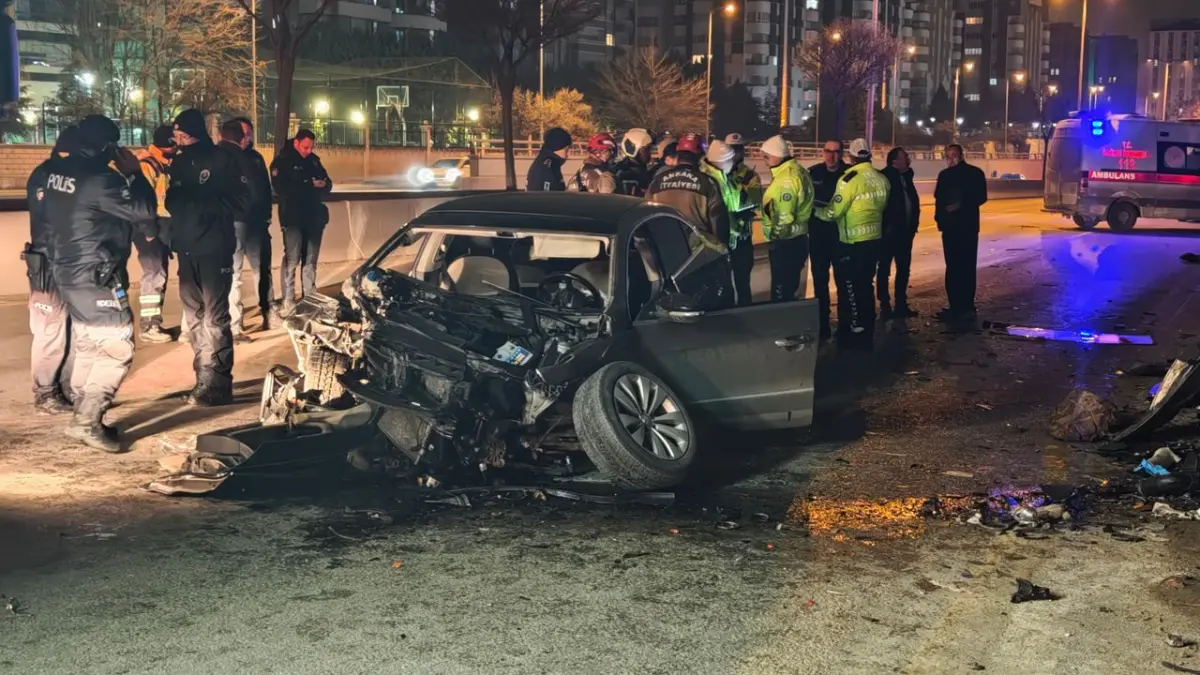 Ankara’da otomobil bariyere ve minibüse çarptı haberinin görseli