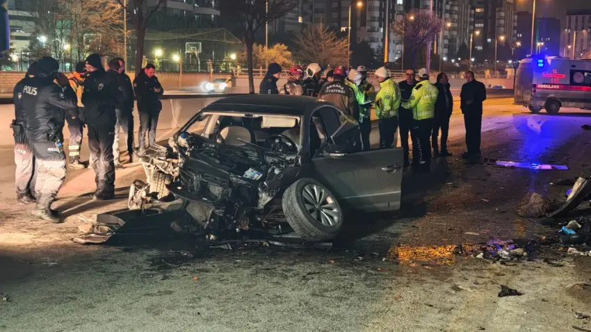 Ankara’da otomobil bariyere ve minibüse çarptı haberinin görseli