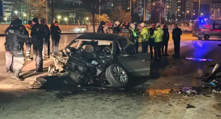 Ankara’da otomobil bariyere ve minibüse çarptı