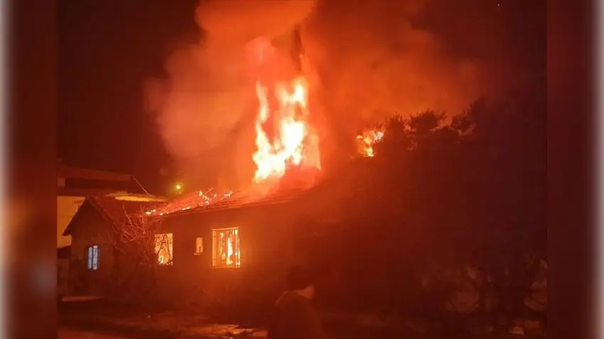 Bayındır’da müstakil ev alevlere teslim oldu