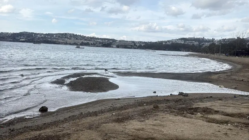 Bodrum’da deniz çekildi, kıyıda adacıklar ortaya çıktı haberinin görseli