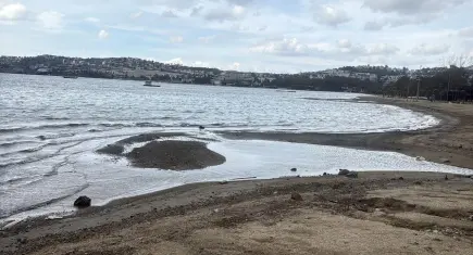 Bodrum’da deniz çekildi, kıyıda adacıklar ortaya çıktı