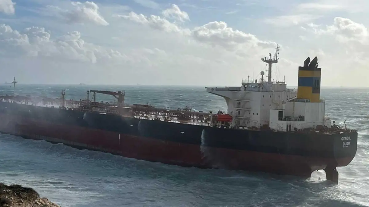 Bozcaada açıklarında fırtınada sürüklenen tanker karaya oturdu haberinin görseli