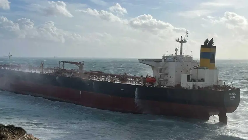 Bozcaada açıklarında fırtınada sürüklenen tanker karaya oturdu